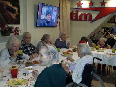 Wspólny posiłek mieszkańców pensjonatu